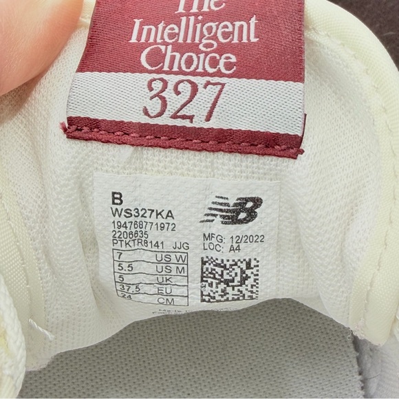 New Balance Women's 327 Lifestyle Low Top Sneakers Size 7 No Box Maroon Cream - Picture 10 of 10
